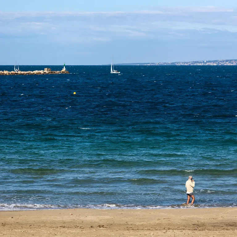 hotel-les-bords-de-mer-plage-des-catalans-vue-bateau-marseille
