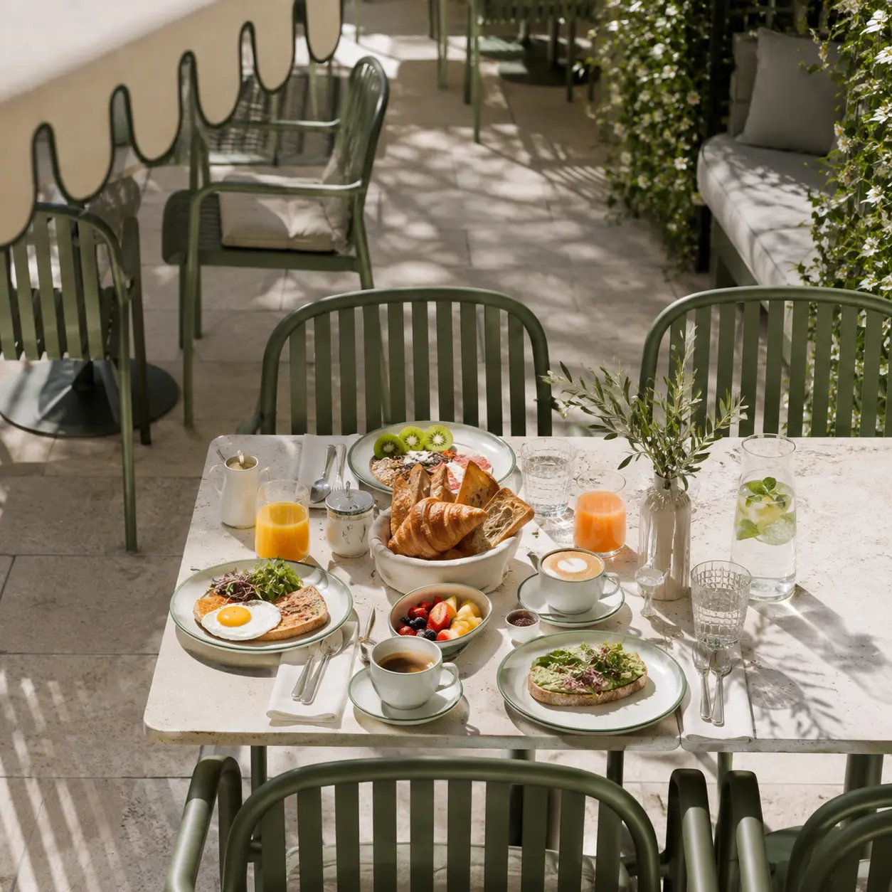 petit-déjeuner au café verdun en terrasse